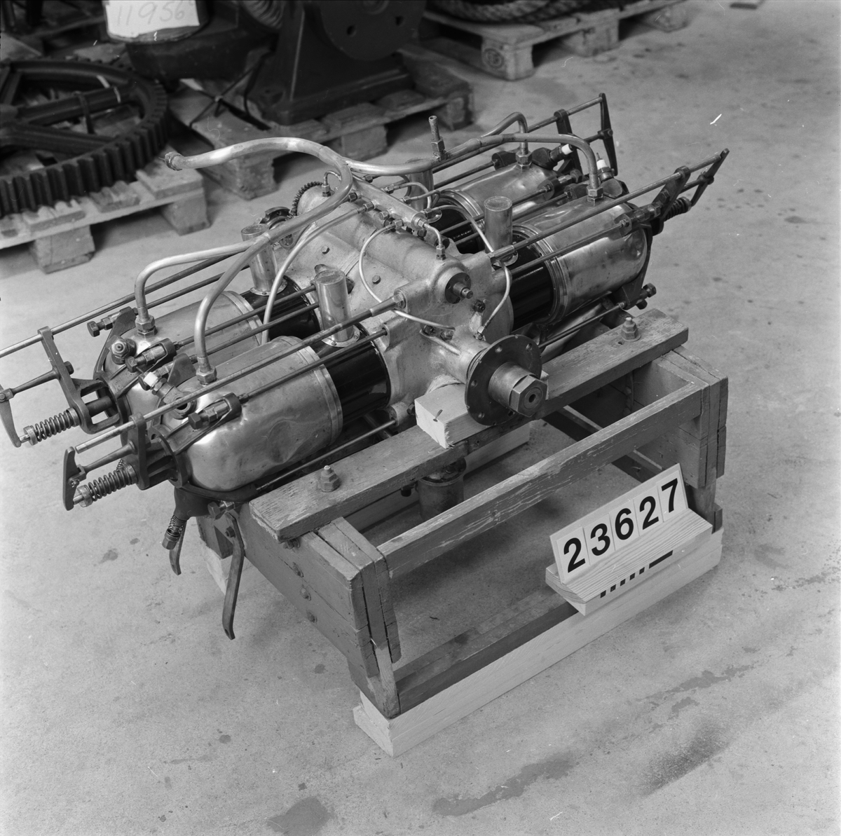 4-cylindrig. Vattenkyld 40 hk flygmotor, Eole, med kopparmantlade cylindrar. Förgasare fabrikat Longuemar.