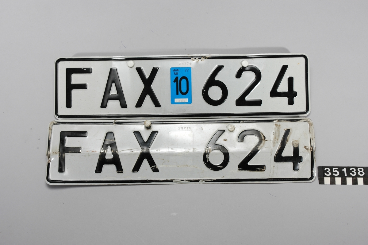 Två registreringsskyltar för brandbil, märkt FAX 624.
Ena skylten med blått skattemärke daterat 10 1977.