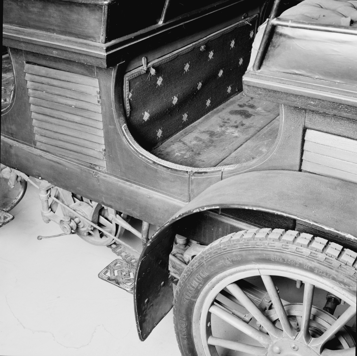 Scania 1902 för fyra personer. Motorn är tillverkad av Aster, Atéliers de Construction Mécanique l'Aster, Frankrike. Kedjedrivning till bakaxeln av de Diontyp. En Kemper motor med tvångsstyrd avlopps- och självstyrd inloppsventil. Karossen byggdes av G A Jönssons Vagnfabrik AB i Malmö och tyg till dynor och ryggstöd samt de ursprungliga lyktorna var inköpta hos firma Sally Mayjer i Köpenhamn.  Encylindrig vattenkyld fyrtaktsmotor. Planväxellåda med två växlar framåt samt backväxel.
Hastighetsutväxlingar 2, kraftöverföringen vid de olika växlarna sker medelst kedjor samt till bakaxeln med en enkel kedja i mitten av vagnen. Bakaxel differentialen är upphängd i vagnen och sker kraftöverföringen till bakhjulen medelst kardanaxlar med dubbla knutar.