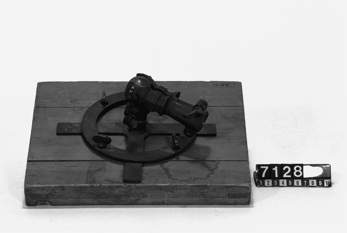 Markscheiderbord för användning med mässingsbeslaget stativ av trä. Text på föremålet "74,403. Dannemora", skrivet med bläck. Stativet: längd: 1430 mm, vikt: 2.4 kg.