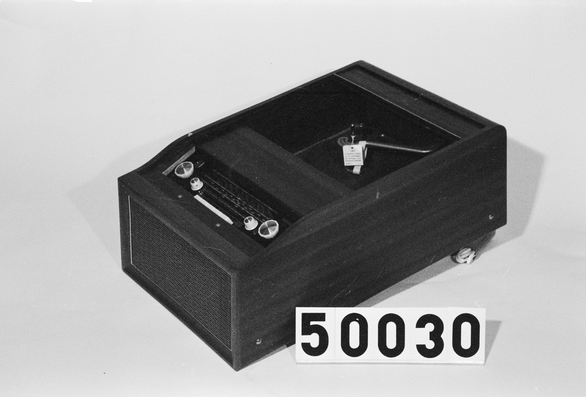 Radiogrammofon med ben och hylla,
Radiola typ 1577V, fabriksnr 1381. Skivväxlare av fabrikatet Garrard, modell RC 120 H S.U.H.