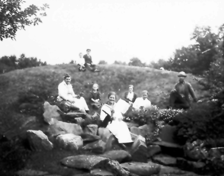 Alphems arboretum. Manda Gegerfelt, dottern Astrid, Inga, Edit och Hildur Samuelsson och F J Gegerfelt. Uppe på kullen Kalle och Ejnar G.