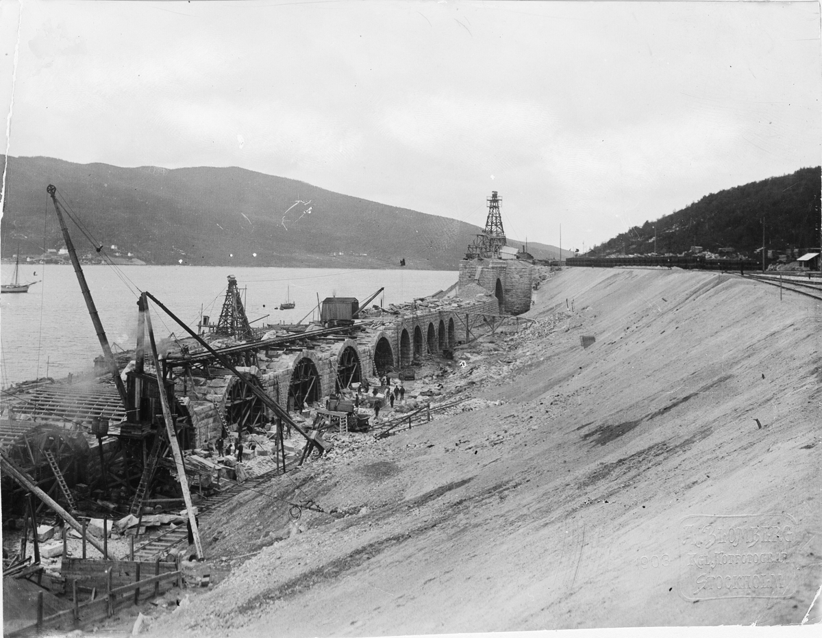 Bygge av mur 1903 möjligen i Kiruna eller i Narvik.