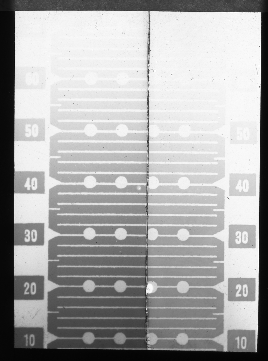Skioptikonbild från Institutionen för fotografi vid Kungliga Tekniska Högskolan. Använd av professor Helmer Bäckström som föreläsningsmaterial. Bäckström var Sveriges första professor i fotografi vid Kungliga Tekniska Högskolan i Stockholm 1948-1958.
Framkallning, kemi. Oidentifierad framkallare vid olika temperatur.