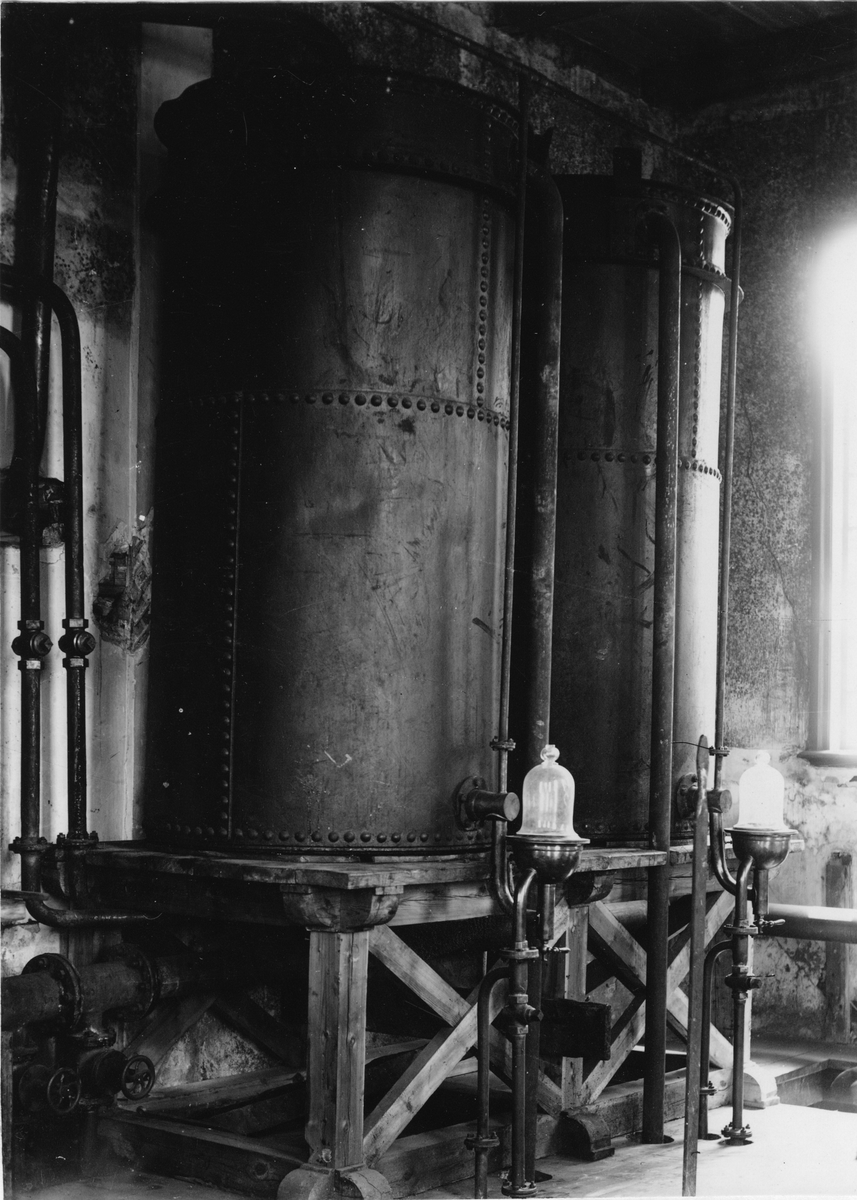 Krementschugs Järnverks AB. Kylare för destillatet. 1897-1902 förestod O. Larsson masugnsdriften och det nyanlagda gjuteriet, de två senare åren var han direktör för bruket.