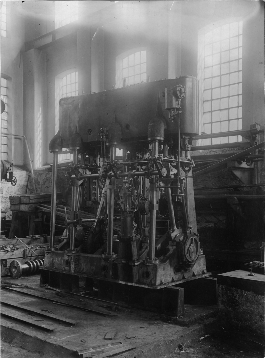 Ångmaskin för Drammens isbrytare "Thor II" utförd 1918 vid Bergsunds Mekaniska verkstad i Stockholm.