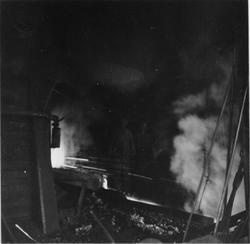 Slaggtappning vid Högfors Bruk, 1943.