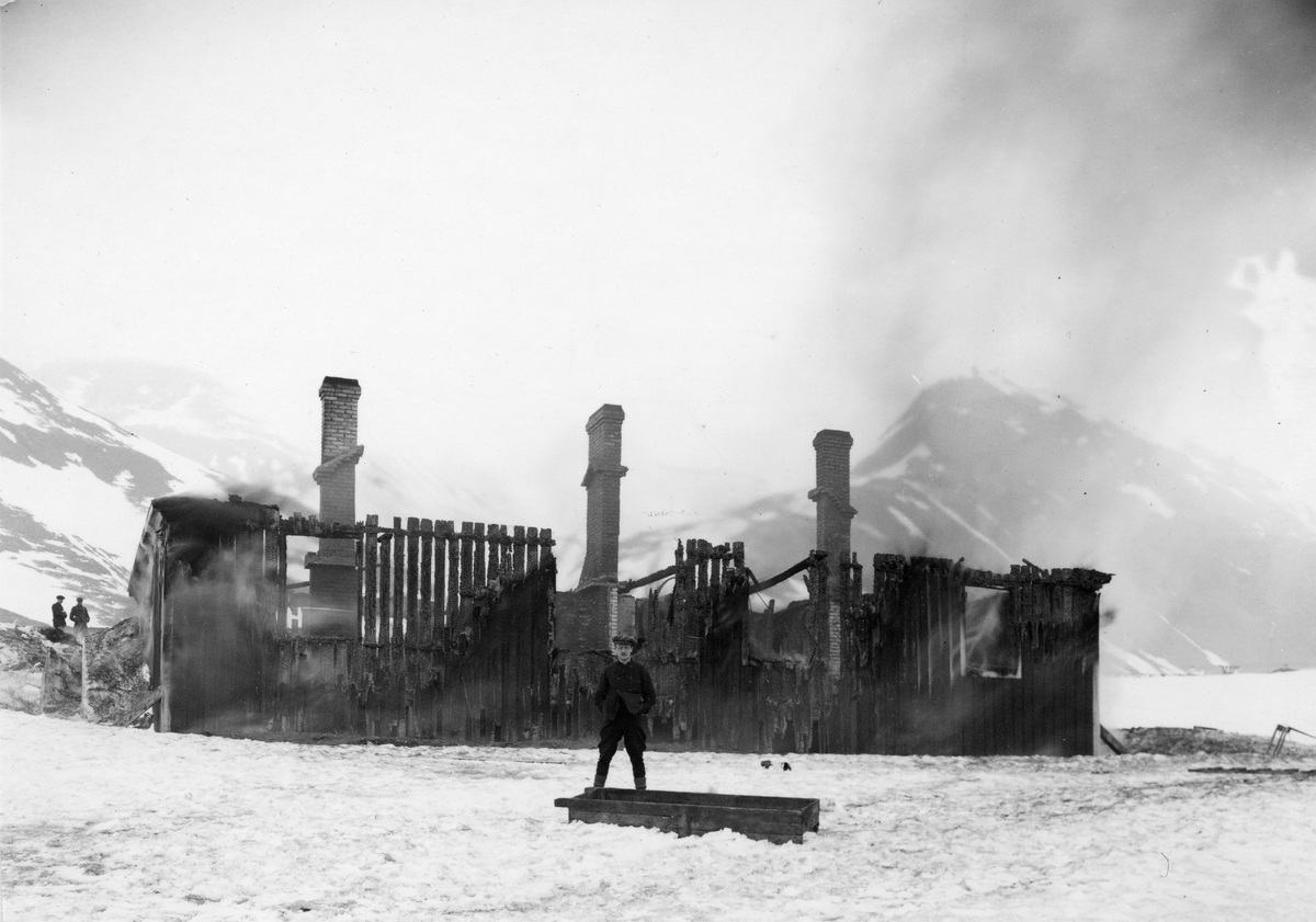 Sveagruva. Efter A-barackens brand 1920.