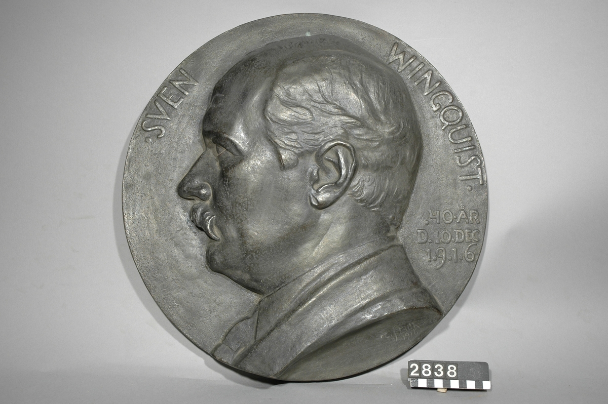 Medaljong i brons, av Dr. Sven Wingquist. Föreställande Dr. Sven Wingquist vid 40 år. "Sven Winquist 40 år. D. 10 dec 1.9.1.6"