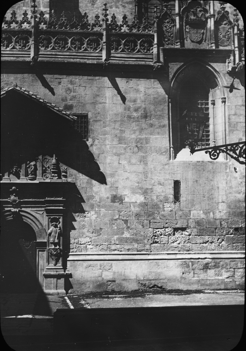 Skioptikonbild med motiv av Capilla Real, kungliga kapellet i Granada.
Bilden har förvarats i kartong märkt: Höstresan 1910. Granada 9. No 9. Text på bild: "Kapillo Real".