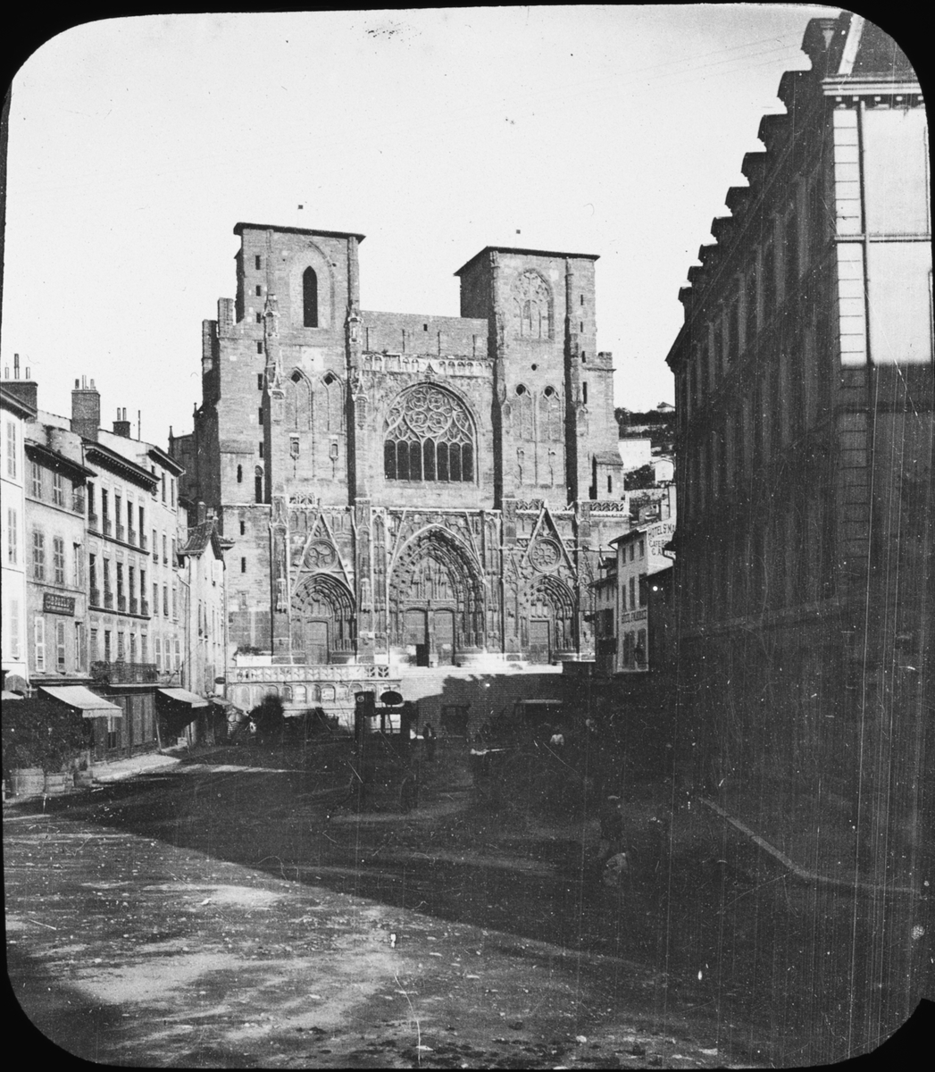 Skioptikonbild med motiv katedralen St. Maurice i Vienne, Frankrike.
Bilden har förvarats i kartong märkt: Höstresan 1907. Lyon 5. Vienne 2. No 1. Text på bild: "St. Maurice".