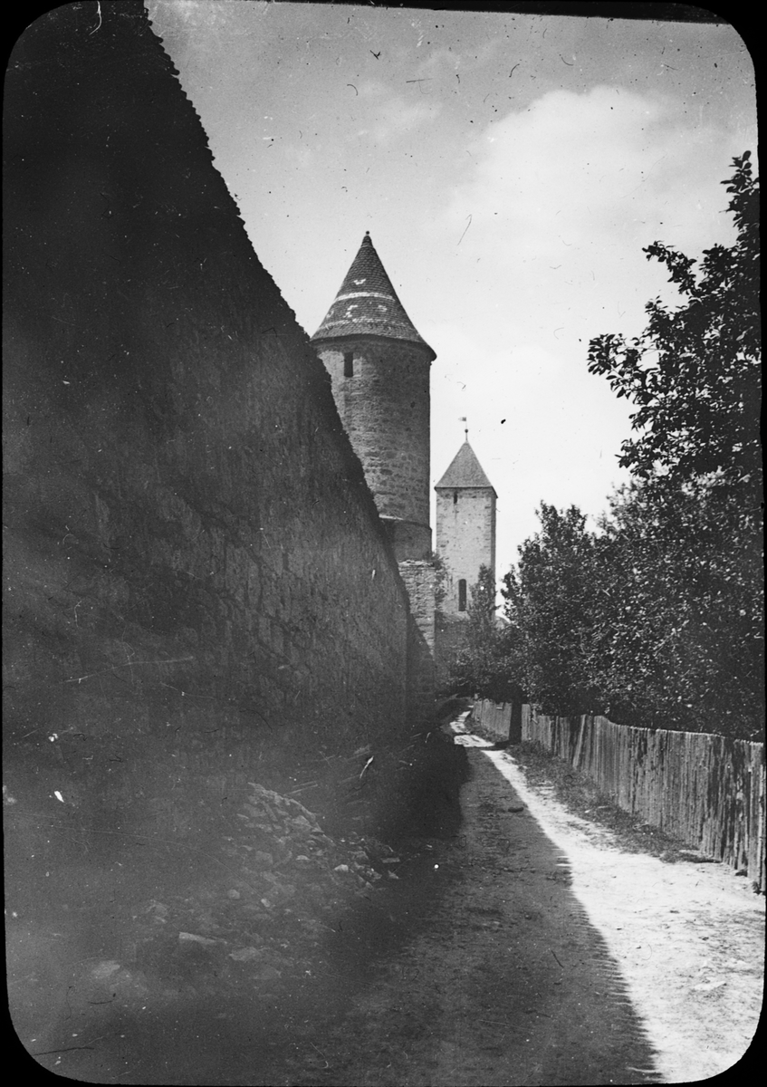 Skioptikonbild med motiv från utanför stadsmuren, Dinkelsbülh.
Bilden har förvarats i kartong märkt: Höstresan 1911. Dinkelsbühl 9. IV.