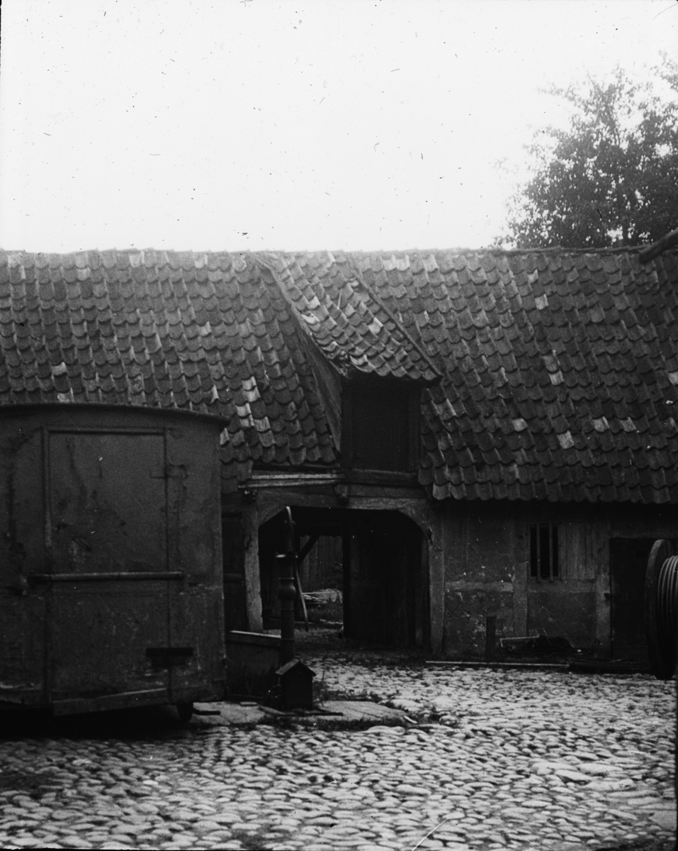 Skioptikonbild med motiv från bakgård i Ystad.
Bilden har förvarats i kartong märkt: Resan 1912. Malmö. Ystad. Rostock.