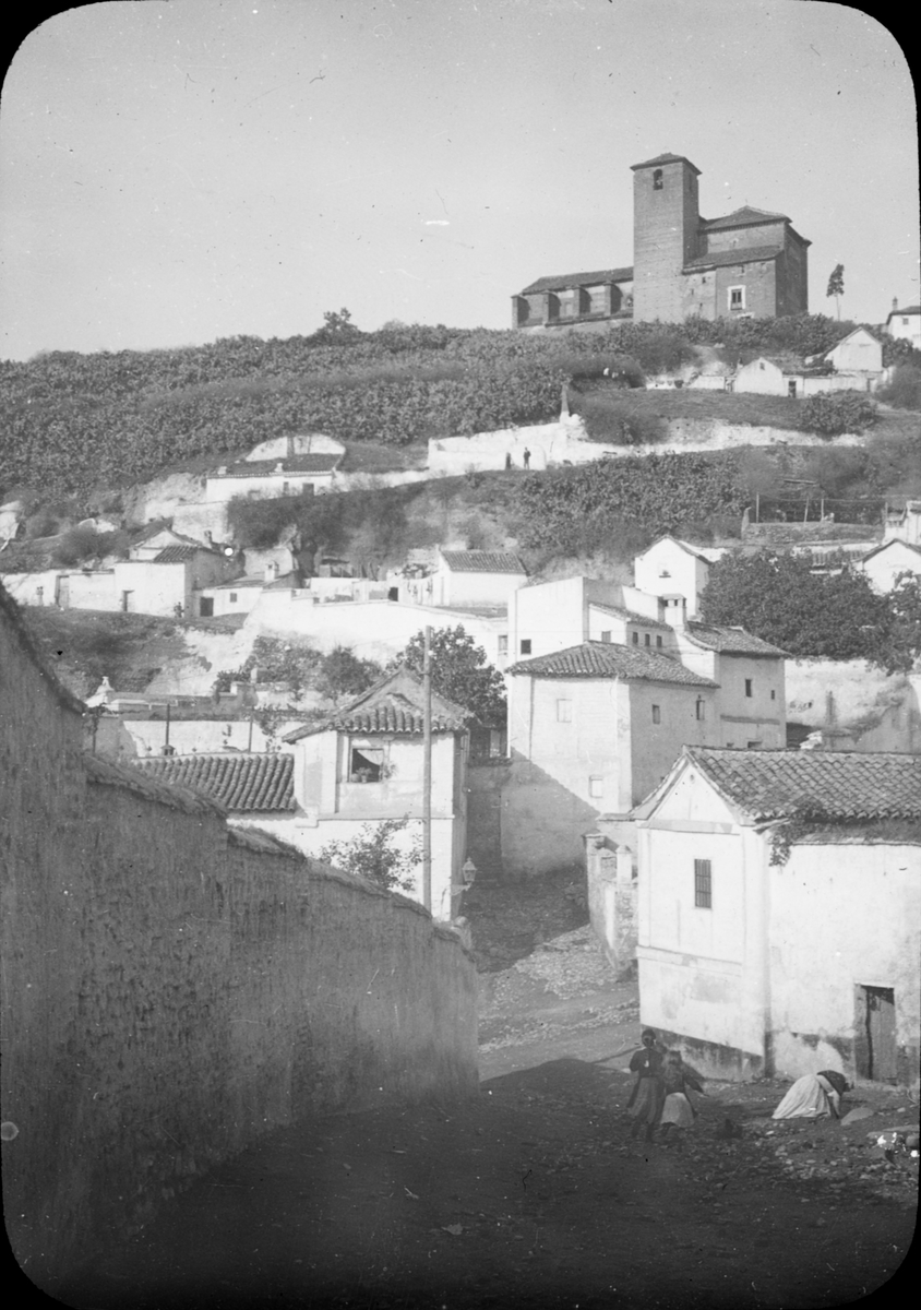Skioptikonbild med motiv från Albaicin med kyrkan San Salvador på toppen.
Bilden har förvarats i kartong märkt: Höstresan 1910. Granada 9. N:14. Text på bild: "Albaicin S. Salvador".