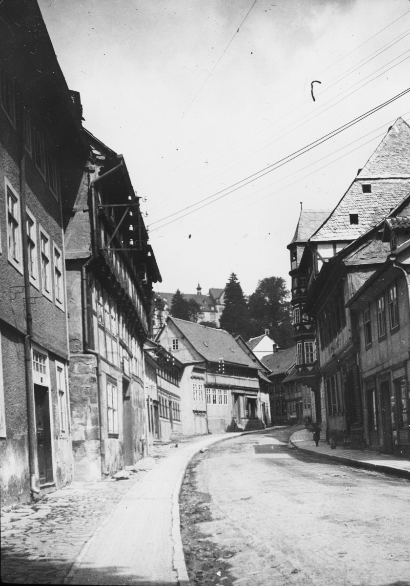 Skioptikonbild med motiv från Stolberg.
Bilden har förvarats i kartong märkt: Vårresan 1909. Blankenburg 3. Halberstadt 2. XI. Text på bild: "Stolberg im Harz".