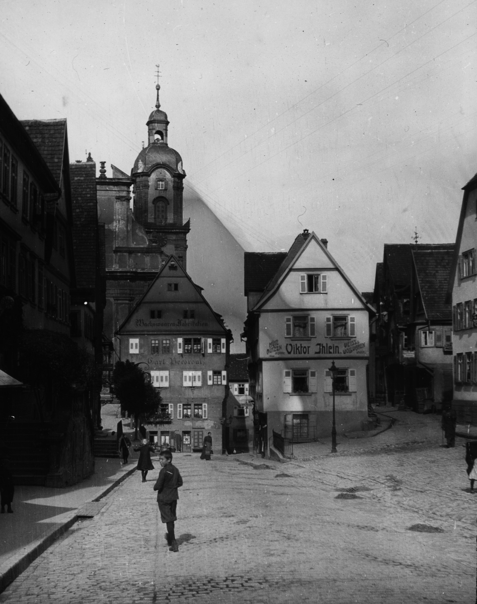 Skioptikonbild med motiv från Butzbach med gotiska kyrkan Markuskirche.
Bilden har förvarats i kartong märkt: Resan 1908. Spessart 4. Friedberg 4.