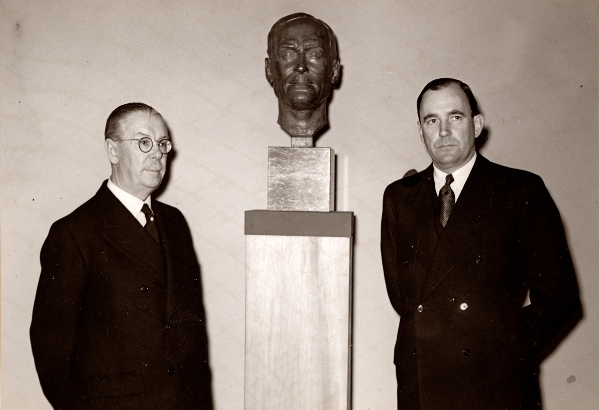 Tekniska museet, 30 maj 1942. Porträttbyst av Frans Wilhelm Lindqvist. Till vänsetr Generalkonsult Hugo Duhs, till höger Direktör Arne Hjort.