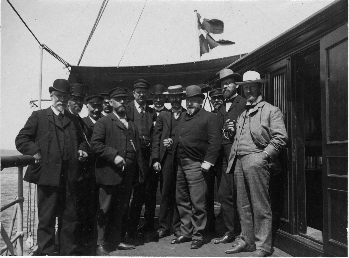 Kabelläggning Hälsingborg (Helsingborg)- Helsingör 1 juli 1904. Kabelångaren "Öster". "Förmiddagsgrogg ombord".
