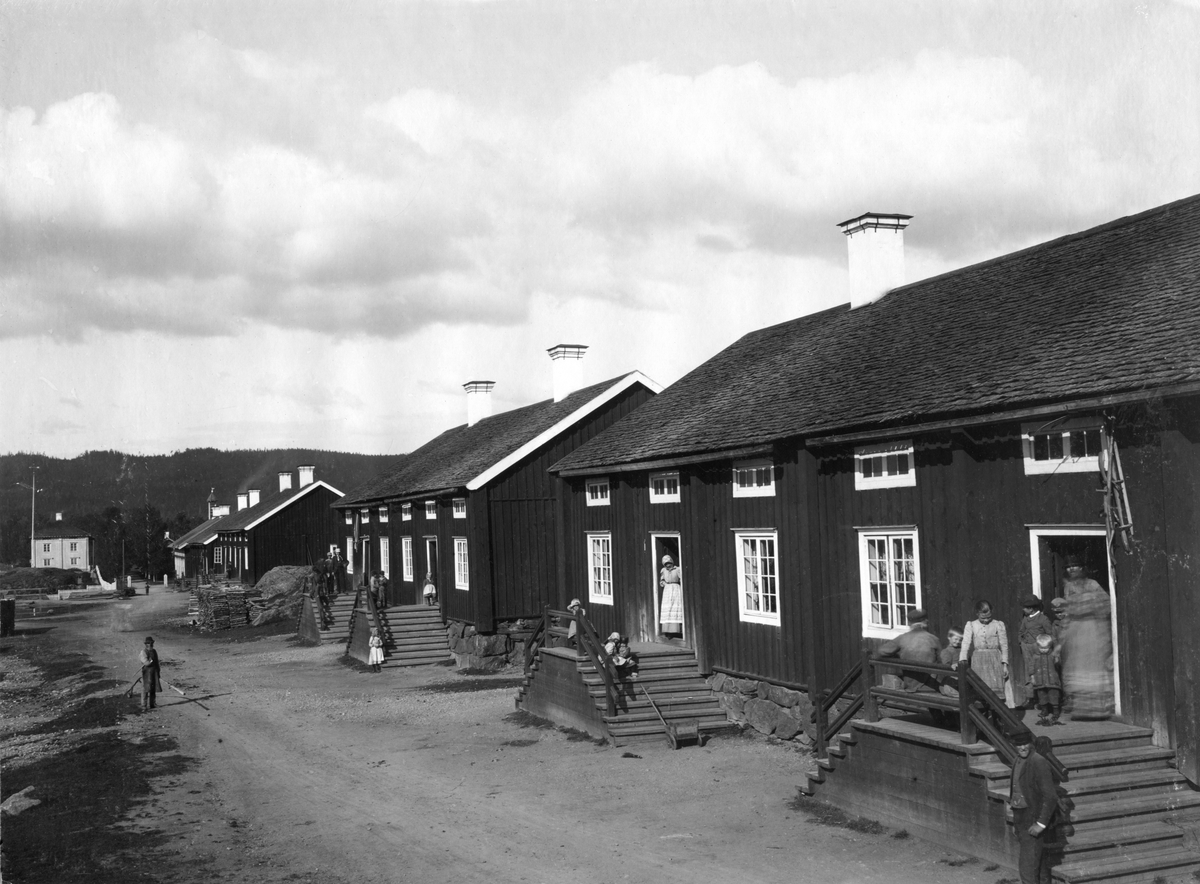 Indalselfven. Arbetarebostäder vid Graninge bruk. 1898
Ångermanland. Graninge socken. Graningeverken.
Tidskriften Hemmets bildmaterial.