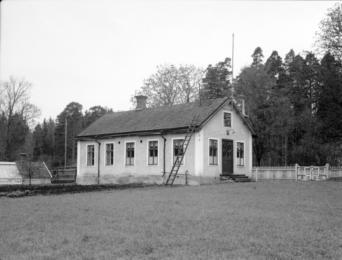 Bruket startade 1660 då länsmannen Nils Pädhersson fick bergskollegiets tillstånd att bygga upp en versamhet vid Bruzaån i Jönköpings län.