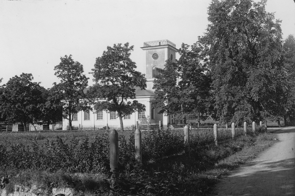 Brukskyrkan vid Brefvens Bruk, Närke.  Till år 1928 höll bruket egen brukspredikant.