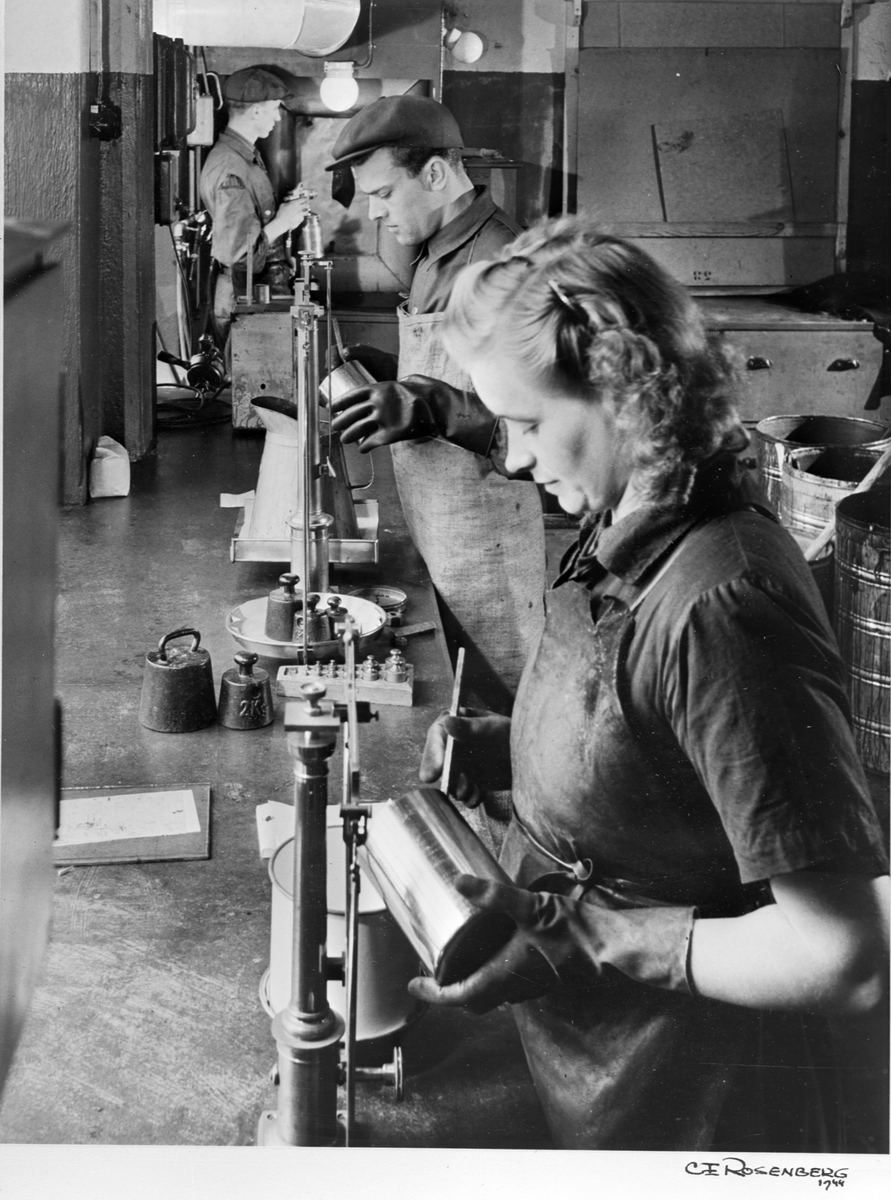 Bild beställd av AB Byggskonslut. Kvinnor i arbete i verkstaden.
