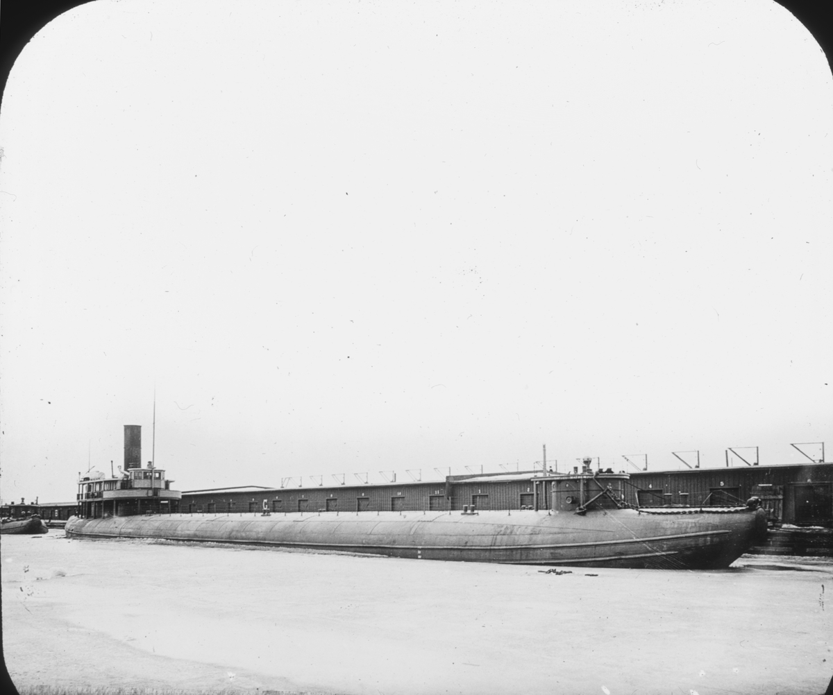 Skioptikonbild med motiv av fartyg. Ett så kallat "whaleback"-fartyg som byggtes för att frakt av bulklast på de storta på de stora sjöarna i Nordamerika.
