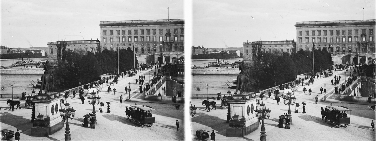 Vy mot Norrbro och Stockholms Slott. Använd vid Svenska avdelningen på utställningen i Paris enligt uppgift. (Två identiska bilder bredvid varandra, ej stereobild)