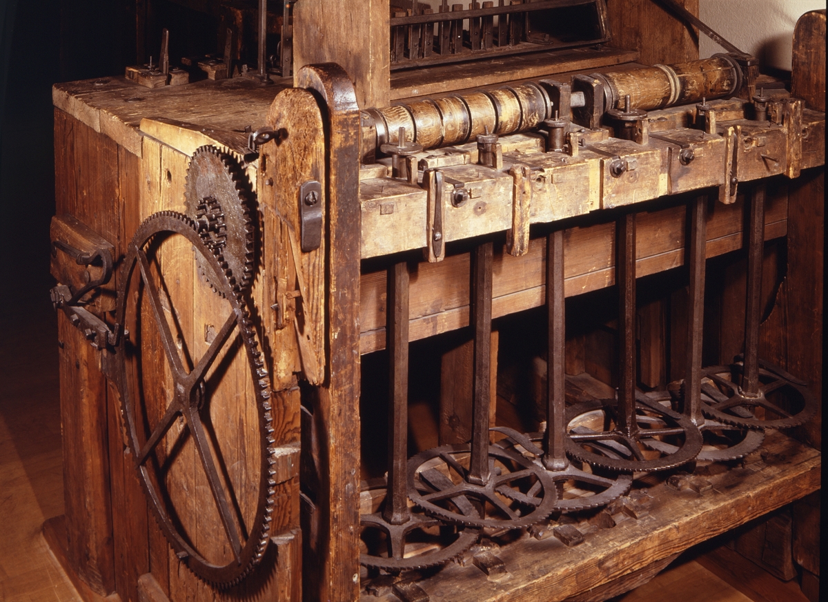 Maskin för skärning av kugghjul till ur, med åtta spindlar, för vattenhjulsdrift. Stativ av trä.