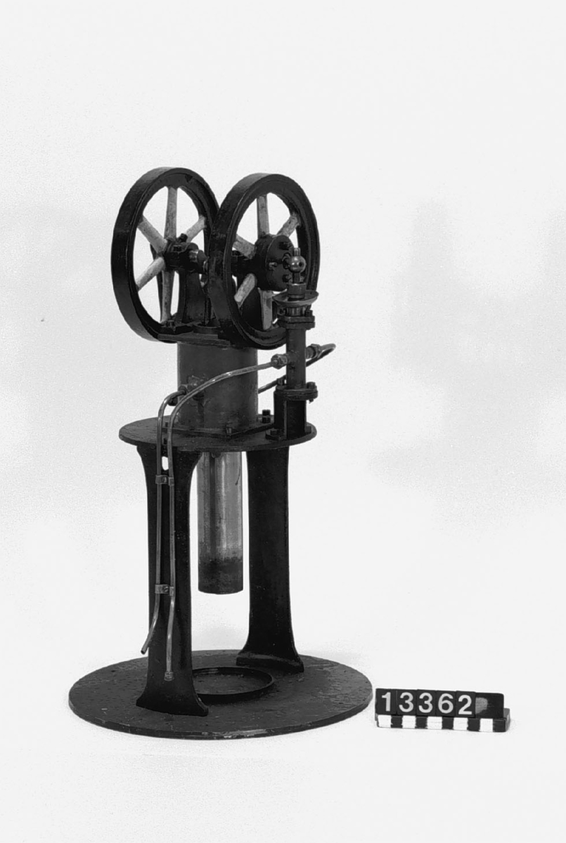 Liten varmluftsmaskin med vattenkylning, att eldas med sprit. Flera delar saknades vid inköp 1910, och givaren (som byggt en bra ånglokomotivmodell) kompletterade maskinen till funktionsdugligt skick med följande nya delar: bottenplatta, spritlampa och vickaxel. Förut befintliga gummislangar bytte han 1937 mot mässingsrör med förskruvningar och gjorde vattenhon med underlag.