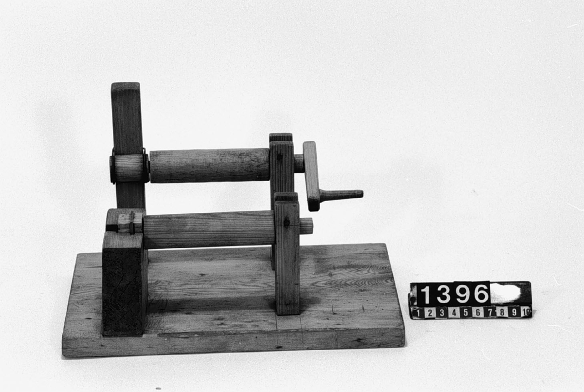 Modell ur Polhems mekaniska alfabet. Text på föremålet: III, IV. Exempel på leder: hylsan som ligger över axeltappen gjordes enligt Cronstedt av trä, som smordes med talg.