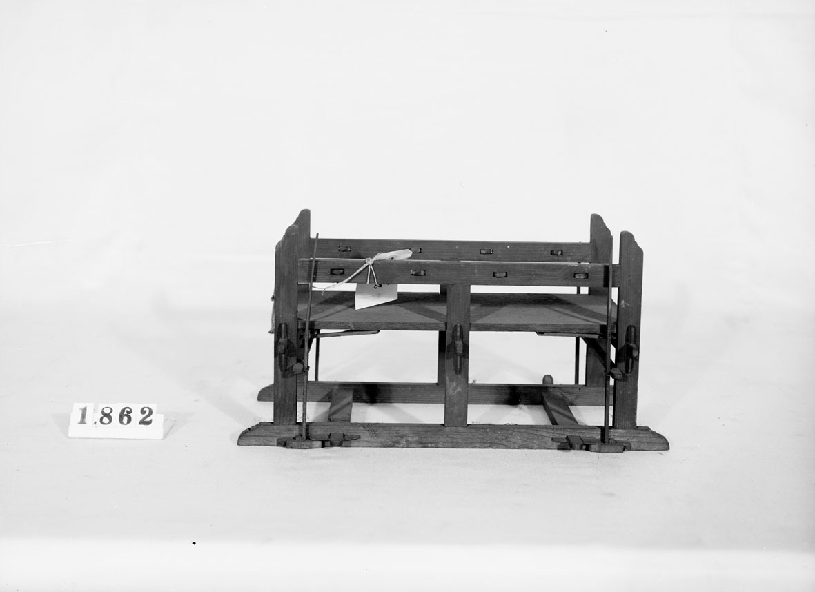Modell av mangel med fjädrar. Text på föremålet: "N:o 90 9 C-e-2 N:o 172. ........Norberg".