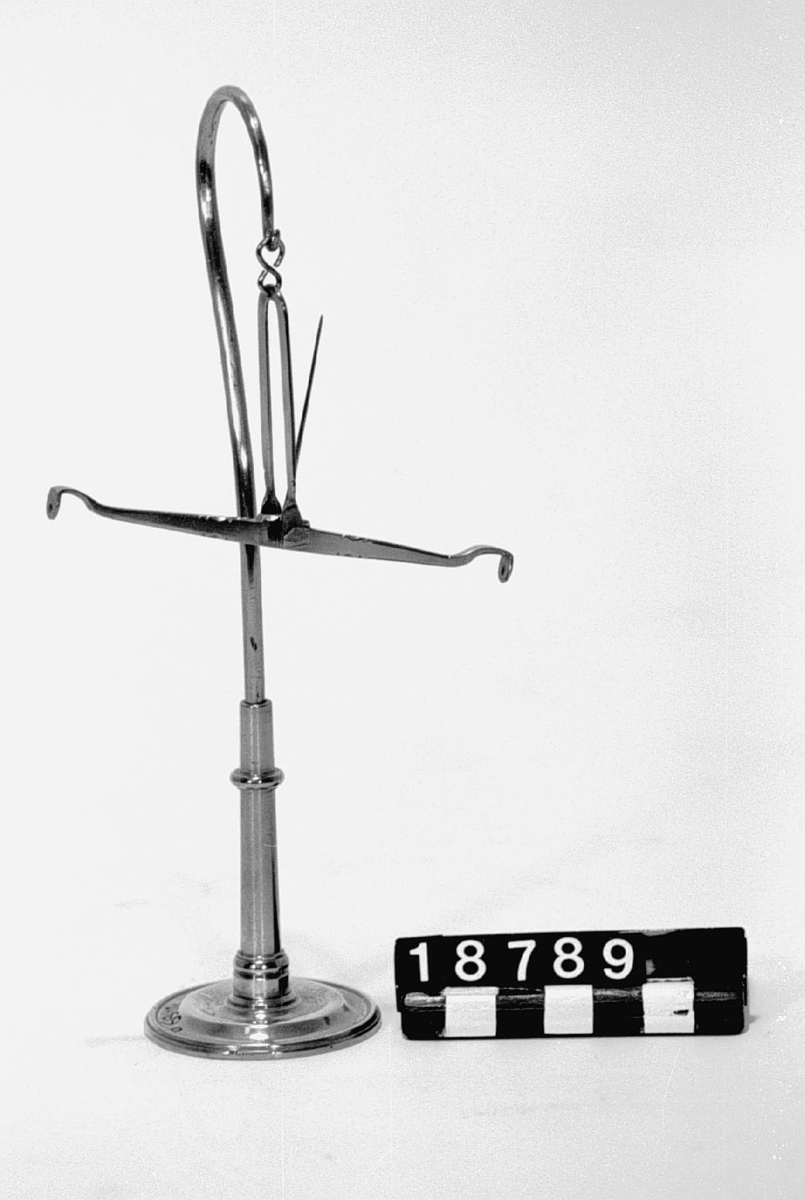 Balans till baroskop - barometer, för att visa lufttryckets inverkan vid vägning.