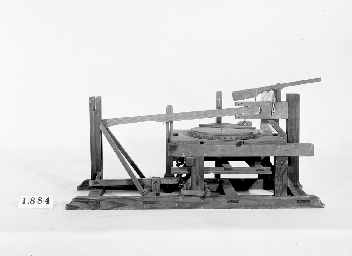 Modell av stenslipningsmaskin. Text på föremålet: "N:o 278. Modell på Stenslipnings Machin. Inventerad af Jonas Adolph Norberg. N:o 166".