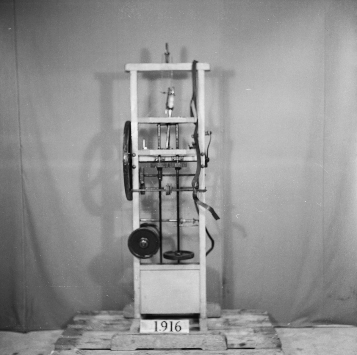 Maskin för flätning av ljusvekar. Text på föremålet: "C-c-14 N:o 155".