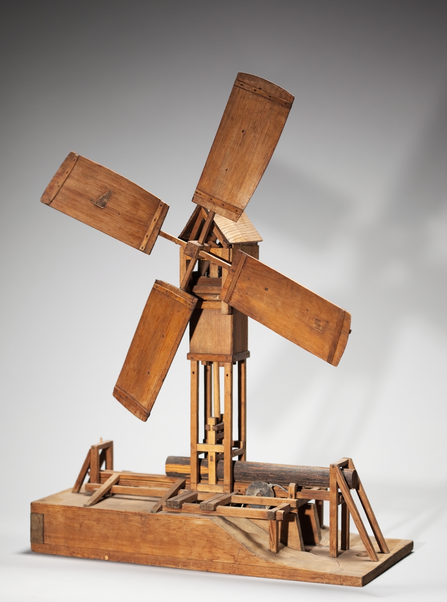 Modell av sågkvarn med vindhjul. Text på föremålet: "Sågqvarn af Polhem. No. 10 F ? B-d-(8) 34".