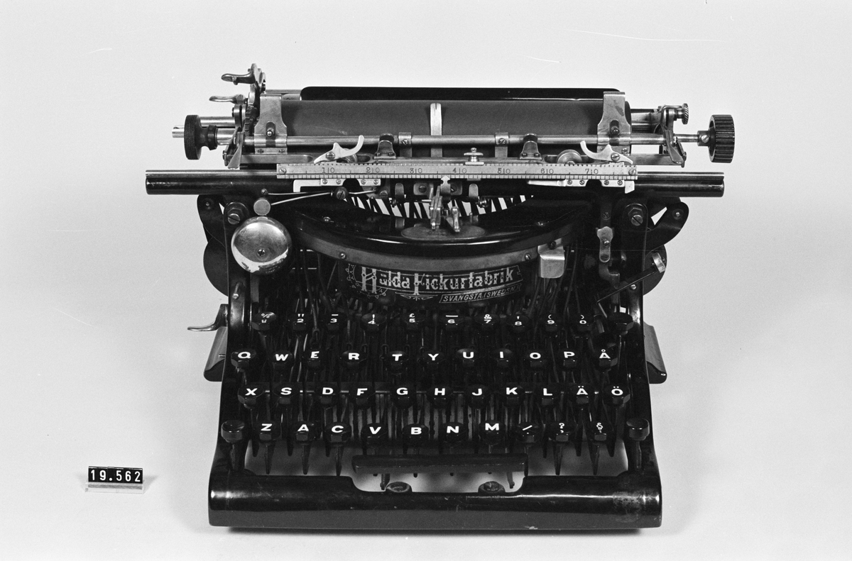 Skrivmaskin med tangentbord och dold skrift. Stil: Pica. Skylt: "Halda typewriter n:o 4 Made by Patent Halda Manuf. Ltd Halda Sweden".