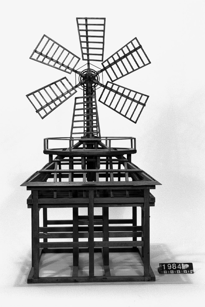 Modell av åttakantig väderkvarn. I Jonas Norbergs förteckning från 1779 beskrivs modellen på följande sätt: "Modell på en ottkantig Holländsk Wäderqvarn, stående på Södermalm. På detta Modell är allenast timmerverket gjort, emedan innanredet är lika med näst föregående [TM 1985], fast icke med 3 par stenar. "