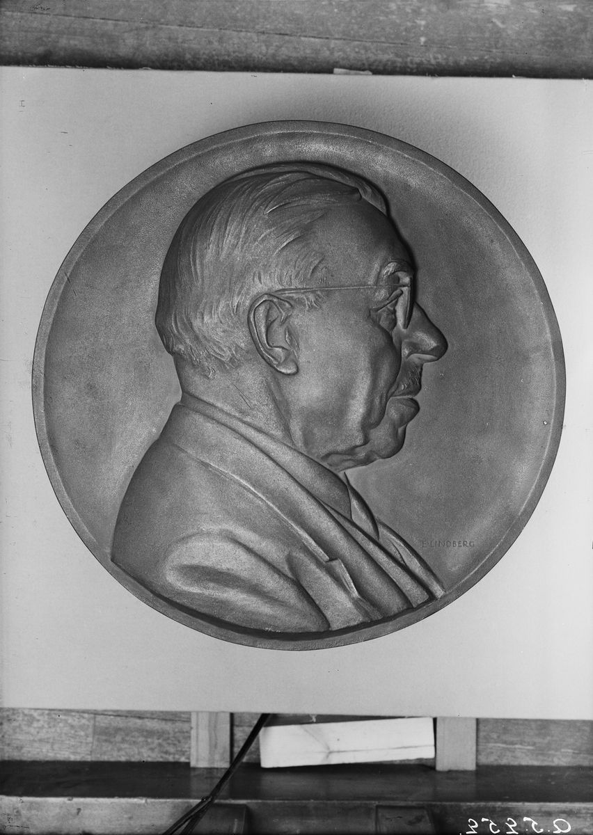 Medaljong i brons, porträtt i relief, höger profil, av Fil. Dr. Axel Lindblad, f. 1874, signerad E. Lindberg.