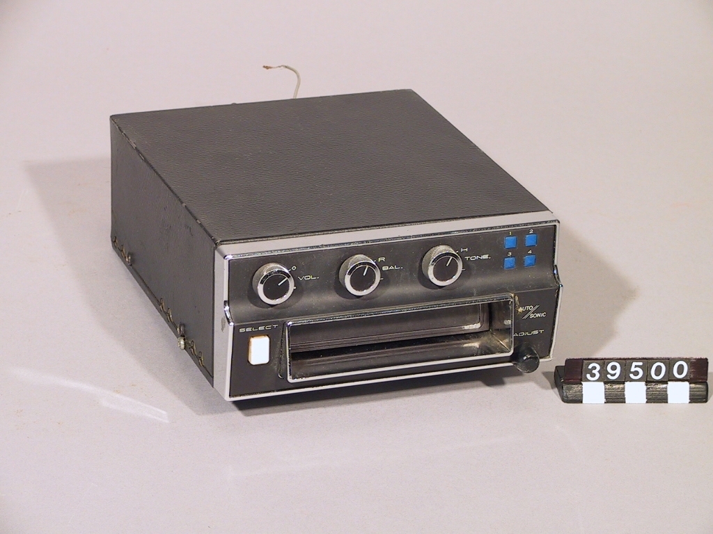 Stereo-8 var ett format med kassettband med ändlös bandslinga.
Tillbehör: 1 st. band.