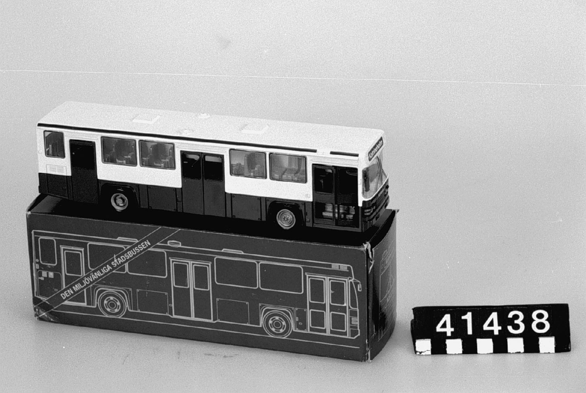 Bussmodell av metall och plast. "Den miljövänliga stadsbussen" i skala 1:50. Modellens art.nr. 293. Framrutan lös.
Tillbehör: Originalförpackning.