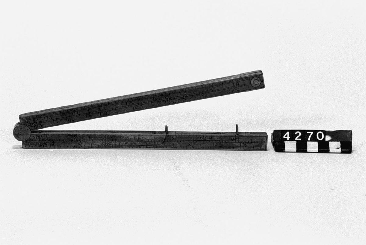Instrument för kontroll av rymdmått. "Röjstock". Inbränt: "Elias Nyman", 3 kronor. Mässingslinjalen märkt: "1 tunna". Tjocklek: 11 mm.