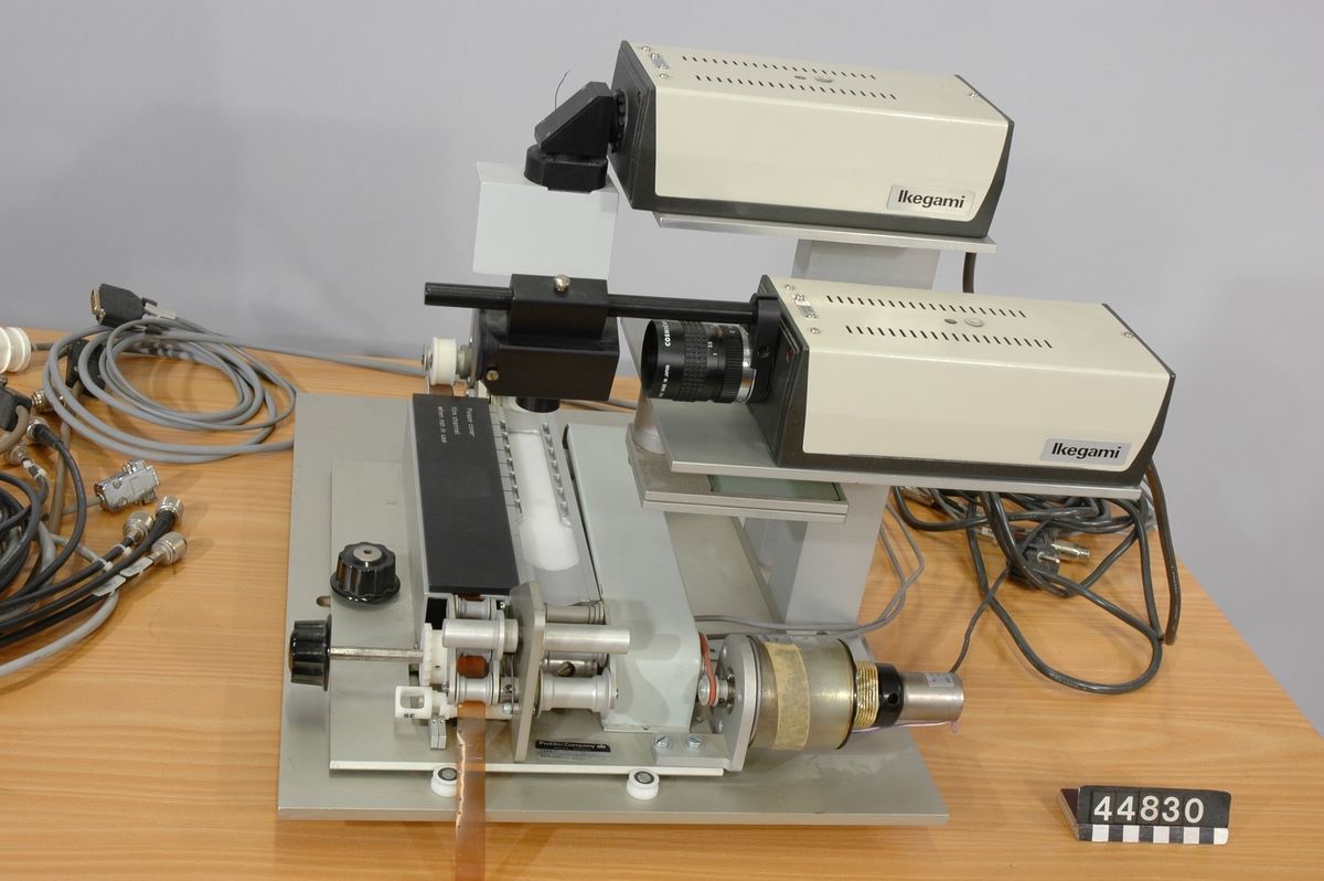 Prototyp till filmavläsningenhet för EFC, Electronic Film Conforming. Med två videokameror Ikegami ITC-410. På höj- och sänkbart bord tillverkat av Avebe, försett med eluttag och snabbspolningskontroll,mått: L-855mm,B-1326mm,H-670-932mm.