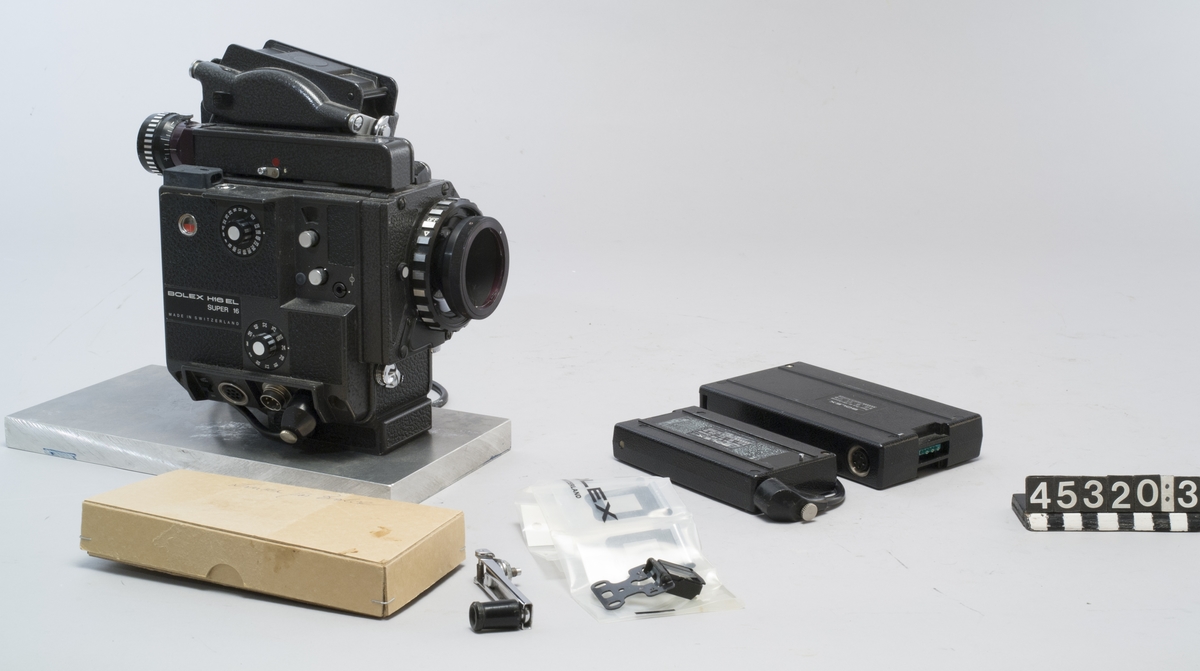 Filmkamera avsedd att monteras tillsammans med TM45320:1 och TM45320:2. Med  nätaggregat TM45320:5. Kameran är monterad på en kloss av aluminium, vilken fästes på stabilt bord.  Med Ni-Cd-batterier: 12 V 1,2 Ah samt 12 V 0,45 Ah. Tre linser i ask av papp.