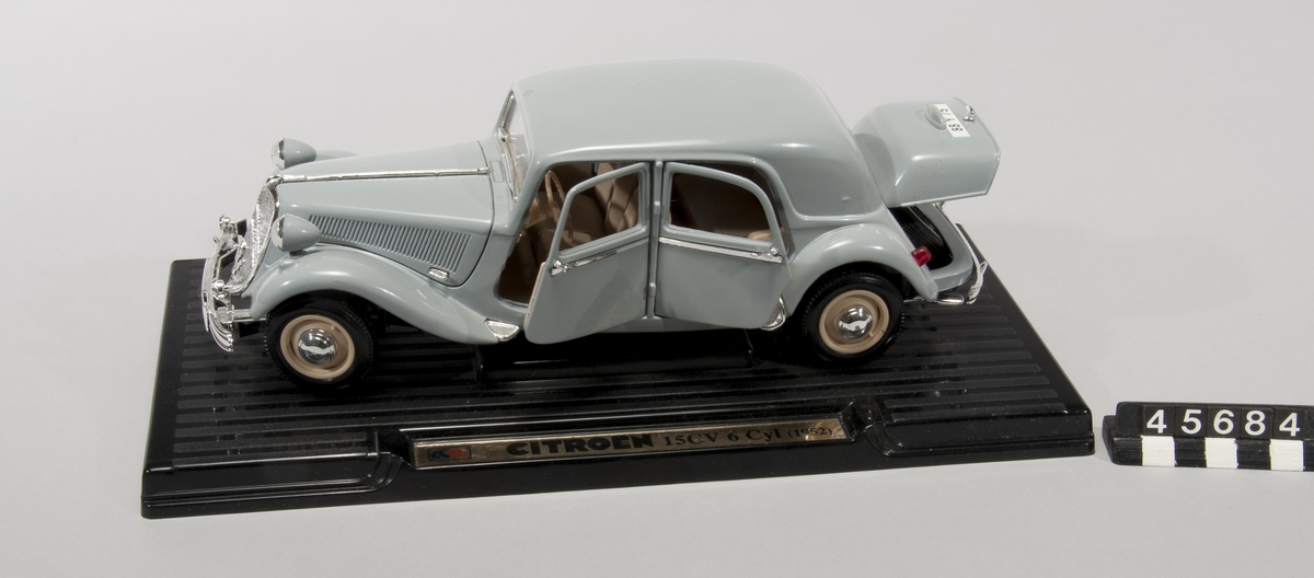 Modellbil i gjutmetall, monterad på platta av plast. CitroÃ«n 15 CV 6 Cyl (1952), grå, skala 1:18. i originalförpackning, tillhör en serie modellbilar ur " Die cast metal & plastic collection",item nr:88703.
