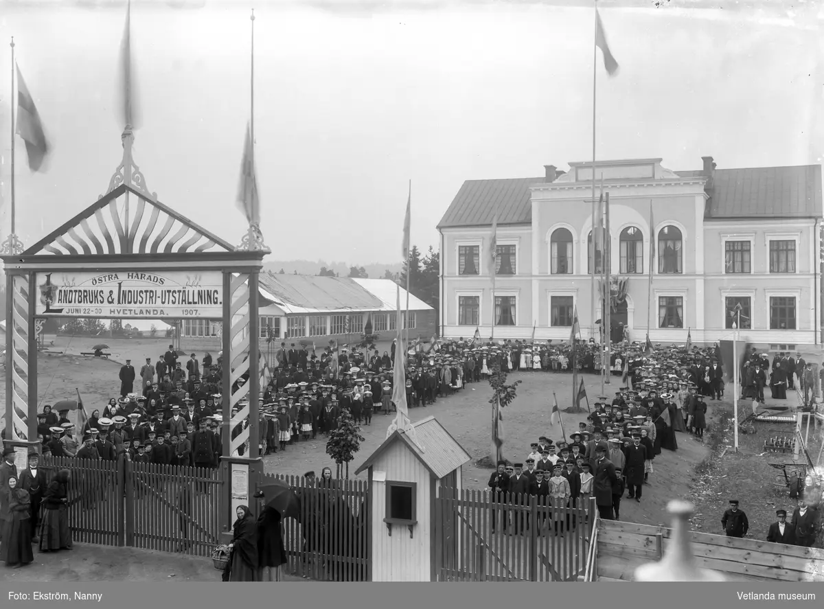 Skolbarn framför samrealskolan vid Östra härads lantbruks- och industriutställning 1907.