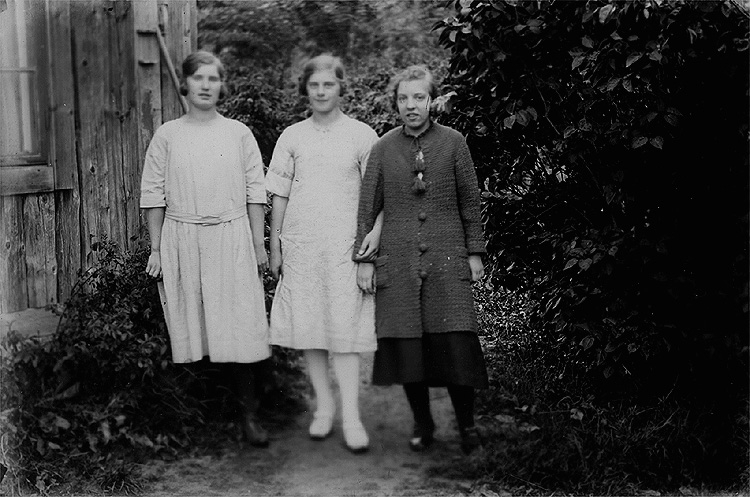 Gruppbild, tre flickor.
Thea Elfrida Olsson, Linnéa Olsson och Stina Ekström (Ekstrand).
