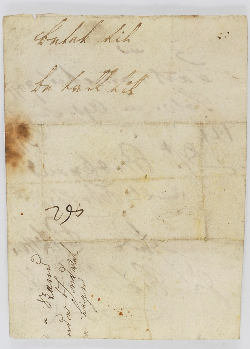 En papirlapp med nedtegnelser på begge sider. Det er vanskelig å tyde hva som står der. Det eneste sikre er årstallet 1822 som er skrevet på den ene siden.