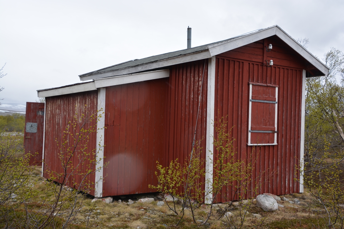 Svanebekkstua er en av de få oppsynshytter som er bevart i noenlunde original stand. Den ligger i et område på vidda som er brukt som samisk slakteplass. Linjekursen har opprinnelig gått forbi Svanebekkstua, men er delvis fjernet.