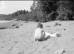 Badeliv. Soling på Mosodden. Pike leker i sanden.